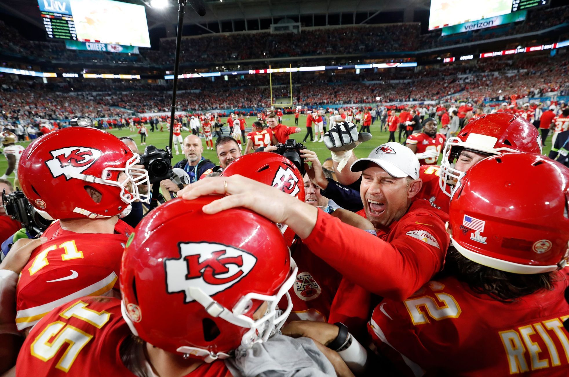 Hráči Kansas City Chiefs slaví vítězství v Super Bowlu LIV
