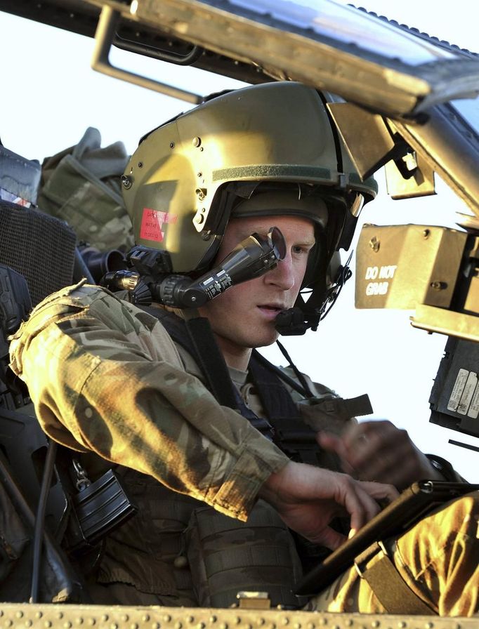 Britain's Prince Harry wears his monocle gun sight as he sits in his Apache helicopter in Camp Bastion, southern Afghanistan in this photograph taken November 2, 2012, and released January 21, 2013. The Prince, who is serving as a pilot/gunner with 662 Squadron Army Air Corps, is on a posting to Afghanistan that runs from September 2012 to January 2013. Photograph taken November 2, 2012. REUTERS/John Stillwell/Pool (AFGHANISTAN - Tags: MILITARY POLITICS SOCIETY ROYALS CONFLICT) Published: Led. 21, 2013, 7:55 odp.