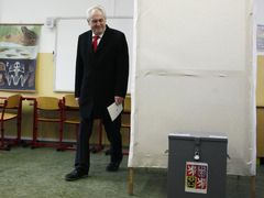 Miloš Zeman volí ve 2. kole prezidentské volby.