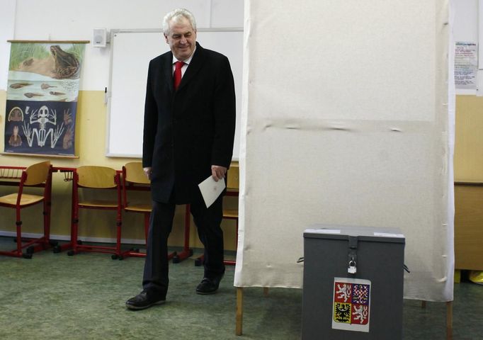 Miloš Zeman volí ve 2. kole prezidentské volby.