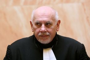 Patnáct ústavních soudců, kteří mají v rukou osud voleb