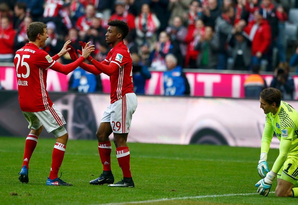 Müller a Coman slaví jednu z osmi branek Bayernu proti Hamburku