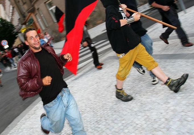 Po několika stovkách metrů se přesto demonstranti hromadně rozeběhli k rezidenci a policie se musela velmi snažit, aby měla situaci zavčas pod kontrolou.