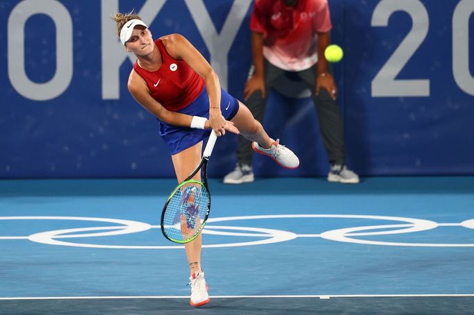 Markéta Vondroušová ve finále OH 2020 proti Belindě Bencicové