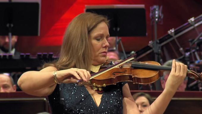 Szymanowského Houslový koncert č. 2 letos Varšavská filharmonie hrála s Isabelle van Keulenovou.
