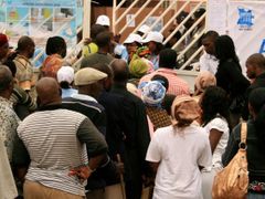 Zmatky při hlasování v Luandě donutily vládu prodloužit hlasování o jeden den