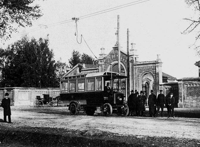 České Budějovice byly historicky prvním městem, které do svých ulic zavedly trolejbus. Stalo se tak již v roce 1909 (plných 27 let před Prahou), město tehdy již mělo v provozu tramvaje. Jenže potřebovalo přímé spojení ke hřbitovu. Překonat dva frekventované železniční přejezdy však tramvaj nesměla, a tak se v Českých Budějovicích poprvé cestující 27. října 1909 svezli také trolejbusem. Vůz od firmy Daimler-Stoll neměl tyčové sběrače, na které jsme zvyklí dnes, ale táhl po trolejovém vedení speciální kontaktní vozíček.