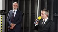 Na otevíracím ceremoniálu se vyjmenovávají úspěchy komplikované stavby. Inženýři si například museli poradit se zhotovením otvoru v obvodové zdi historické budovy.