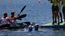 Josef Dostál a Radek Šlouf slaví ve vodě bronz ve finále deblkajaku na OH 2020