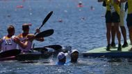 Josef Dostál a Radek Šlouf slaví ve vodě bronz ve finále deblkajaku na OH 2020