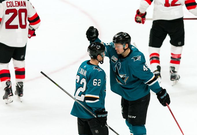 Tomáš Hertl (vpravo) byl jednou z hvězd zápasu proti Chicagu