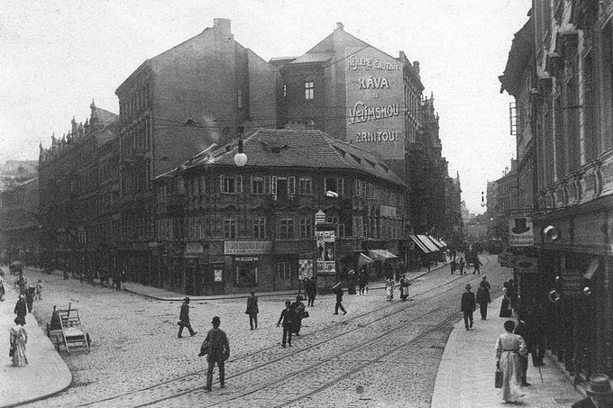 Ukázka z knihy „Zmizelá Praha-Nevěstince a nevěstky“ od autorů Radima Kopáče a Josefa Swarze, kterou v roce 2013 vydalo v Praze nakladatelství Paseka.