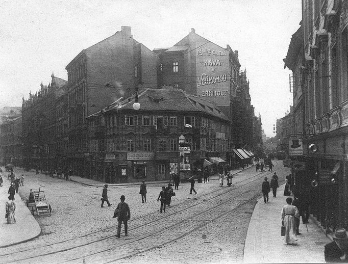 Ukázka z knihy „Zmizelá Praha-Nevěstince a nevěstky“ od autorů Radima Kopáče a Josefa Swarze, kterou v roce 2013 vydalo v Praze nakladatelství Paseka.