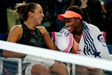 Madison Keysová a Sloane Stephensová spolu po finále ženské dvouhry rozmlouvaly jako nejlepší kamarádky. Něco takového se na turnajích typu US Open nevídá.