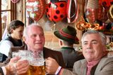 Bayern vyrazil na Oktoberfest oficiálně, i spodporou klubového vedení. Ostatně, jak vidíte, pivo z tupláků chutnalo i prezidentovi klubu Uli Hoenessovi a hlavnímu trenérovi týmu Carlu Ancelottimu.
