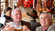 Bayern vyrazil na Oktoberfest oficiálně, i spodporou klubového vedení. Ostatně, jak vidíte, pivo z tupláků chutnalo i prezidentovi klubu Uli Hoenessovi a hlavnímu trenérovi týmu Carlu Ancelottimu.