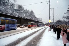 Zpomalil vám sníh cestu do práce? Ne, tvrdí dopraváci