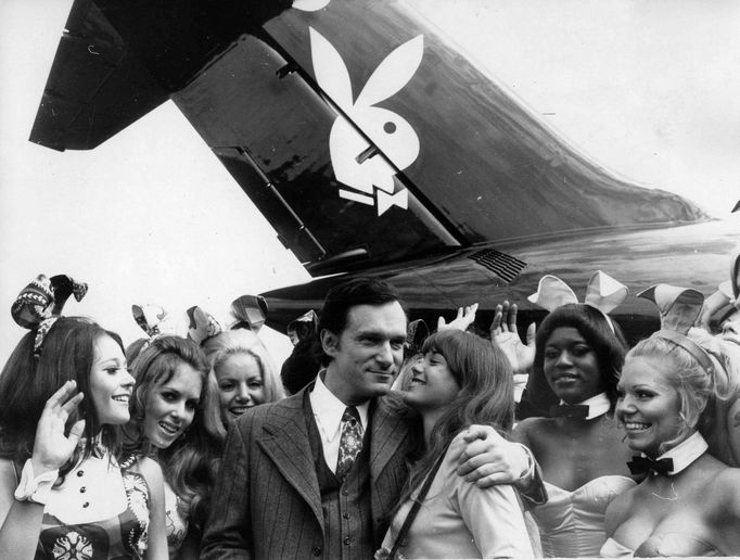 Dne 27.9.2017 zemřel ve věku 91 let Hugh Hefner. Přistání soukromého letadla "Big Bunny" na letišti v Londýně v roce 1978, se snoubenkou Barbi Benton.