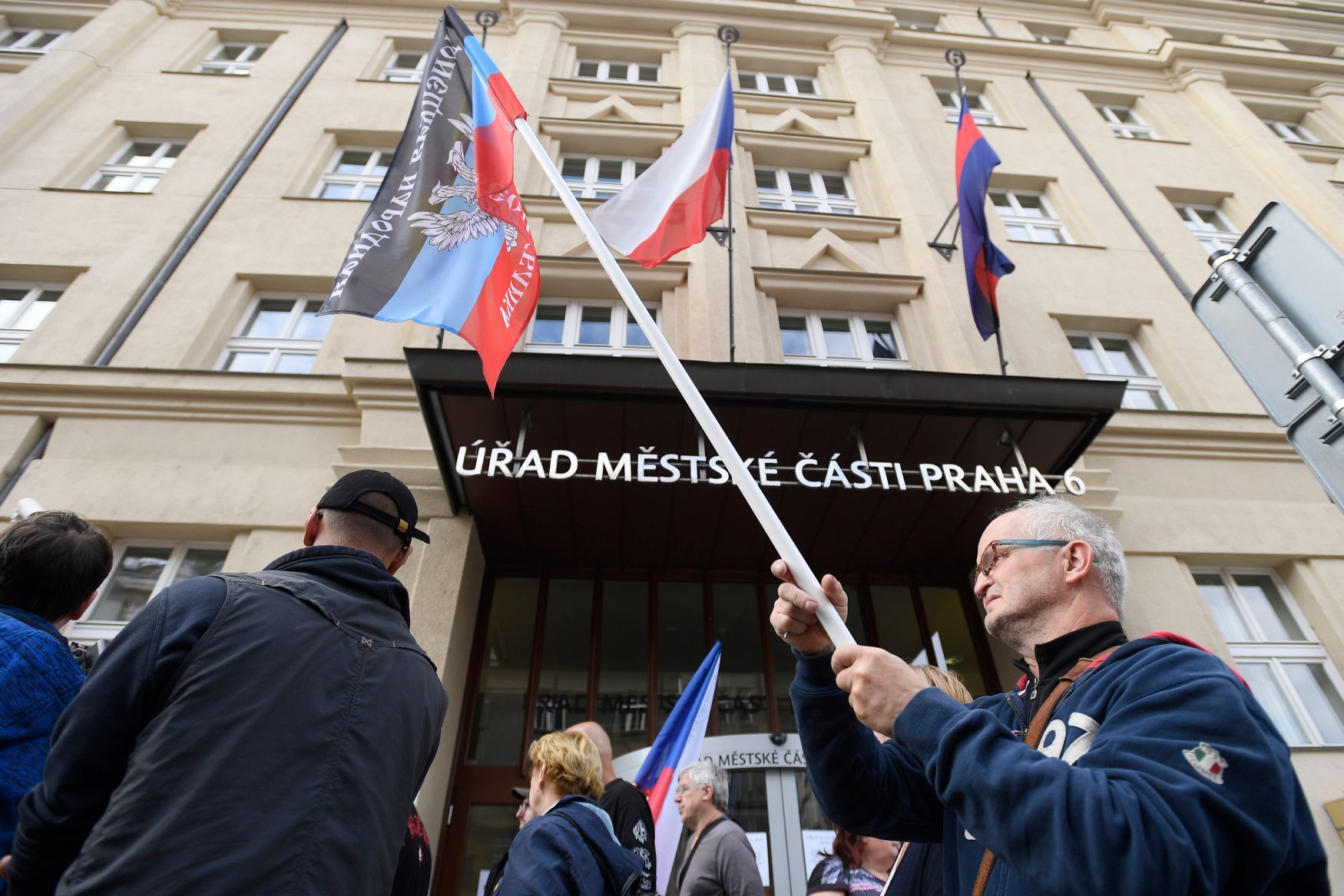 Demonstrace před úřadem Prahy 6
