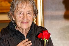 Zemřela herečka Nina Divíšková, bylo jí 84 let. Proslavily ji role v Činoherním klubu