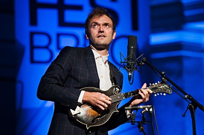 Chris Thile v brněnském Besedním domě.