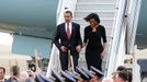 Barack a Michelle Obamovi sestupují po schůdcích ze speciálu Air Force One, který právě přistál na ruzyňském letišti.