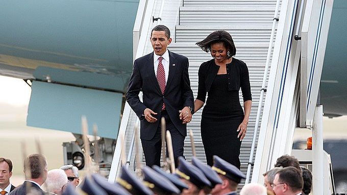 Barack a Michelle Obamovi sestupují po schůdcích ze speciálu Air Force One, který právě přistál na ruzyňském letišti.