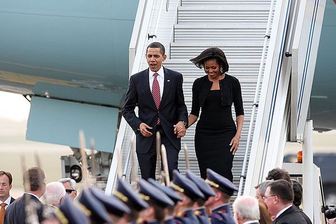 Barack a Michelle Obamovi sestupují po schůdcích ze speciálu Air Force One, který právě přistál na ruzyňském letišti.