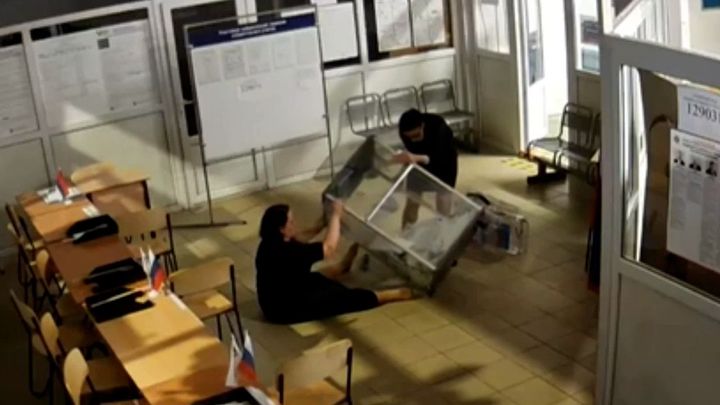 "V ruském stylu." Ženy se válely po zemi, aby zfalšovaly volby v Petrohradu