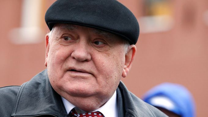 Michail Gorbačov na přehlídce ke Dni vítězství.