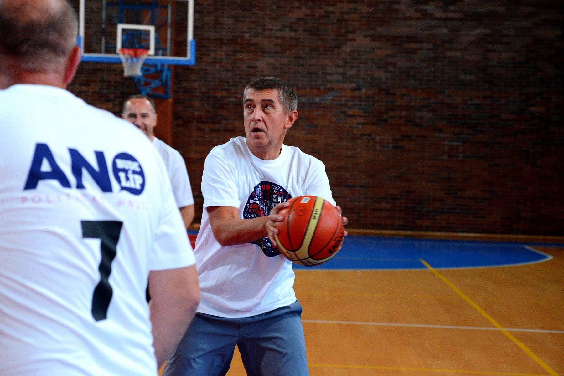 Babiš hraje basketbal