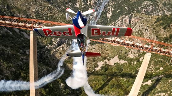 Ďábelský kousek českých pilotů. Zvládli přemet kolem mostu Mala Rijeka