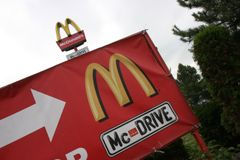 McDonald’s nabídne snídaně po celý den, prodejci se bojí