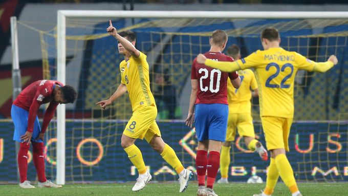 Ukrajinští fotbalisté oslavují gól Ruslana Malinovského.