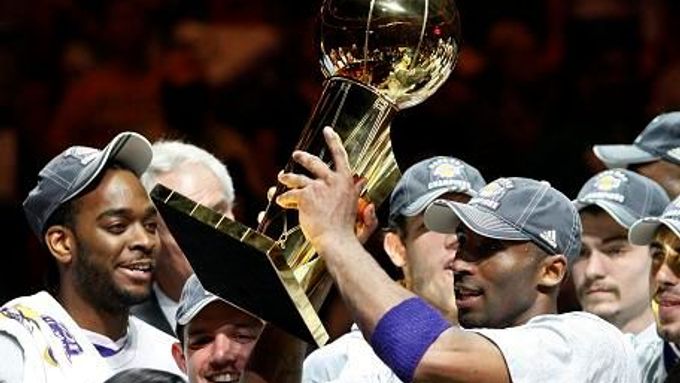 Hráči LA Lakers se těší z vítězné trofeje