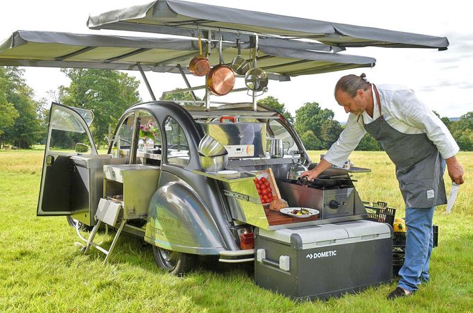 Vůz Citroën 2CV (lidově řečeno "kachna") předělaný na pojízdnou kuchyňi.