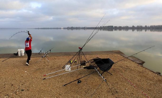 Dejan Savic of Serbia casts his fishing line during the 14th Carpfishing World Championship in Corbu village, 310 km (192 miles) east of Bucharest, September 29, 2012. REUTERS/Radu Sigheti (ROMANIA - Tags: SOCIETY) Published: Zář. 29, 2012, 4:28 odp.