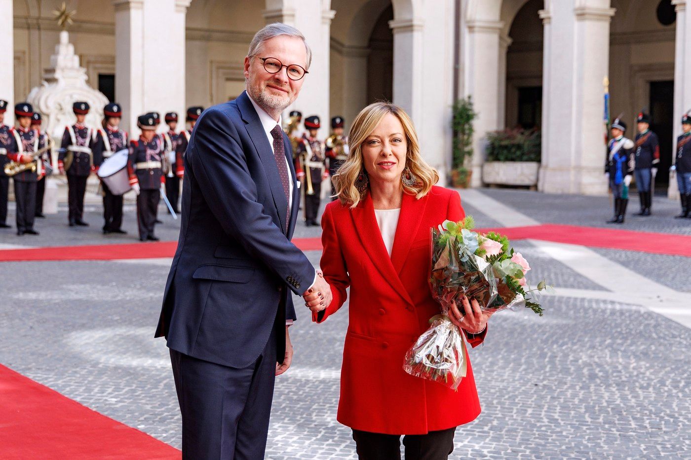 Italská premiérka Giorgia Meloniová vítá předsedu české vlády Petra Fialu během setkání v Římě, 13. května 2024.