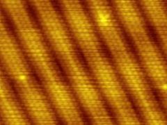 Nanotechnologie umožňují pronikat až k molekulové a atomové struktuře hmoty. Takto vypadá zlato složené z atomů, které jsou na obrázku rozpoznat.