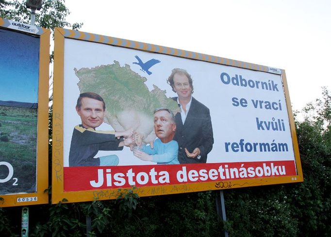 Červen 2007: Jiří Čunek pracoval ve vládě, která připravovala reformu veřejných financí. Díky tomu se spolu s premiérem Topolánkem a Viktorem Koženým (vpravo) dostal i na tento satirický billboard.