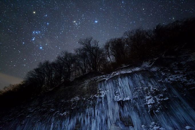 Soutěžní kategorie : Earth and Space  Celkový vítěz : Masahiro Miyasaka (Japonsko)  Název fotografie : "Star Icefall"