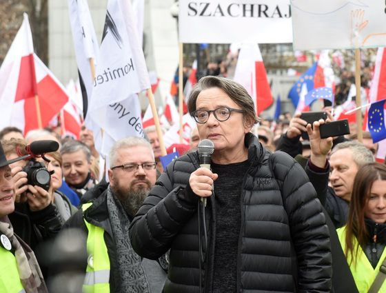 Na snímku z demonstrace před budovou polského parlamentu ve Varšavě.