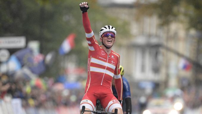 Dánský cyklista  Mads Pedersen slaví titul mistra světa 2019