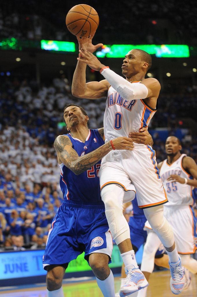 Russell Westbrook z Oklahomy útočí na koš LA Clippers