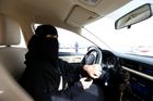 Foto: V šátku poprvé za volant. Ženy v Saúdské Arábii oslavují konec tmářství, konečně mohou řídit