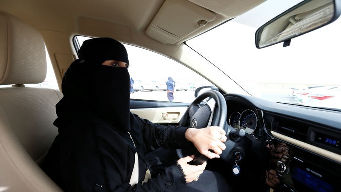 Ženy v Saúdské Arábie mohou od neděle usednout za volant.