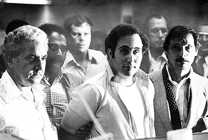 David Berkowitz, alias „Syn Sama﻿“, u trestního soudu v Brooklynu﻿ 11. srpna 1977, kde čelil obvinění z šesti vražd spáchaných v New Yorku﻿.​