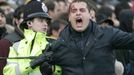 Policie zasahovala při potyčce fanoušků před stadionem Old Trafford.