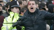 Policie zasahovala při potyčce fanoušků před stadionem Old Trafford.