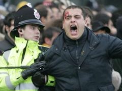 Policie zasahovala při potyčce fanoušků před stadionem Old Trafford.